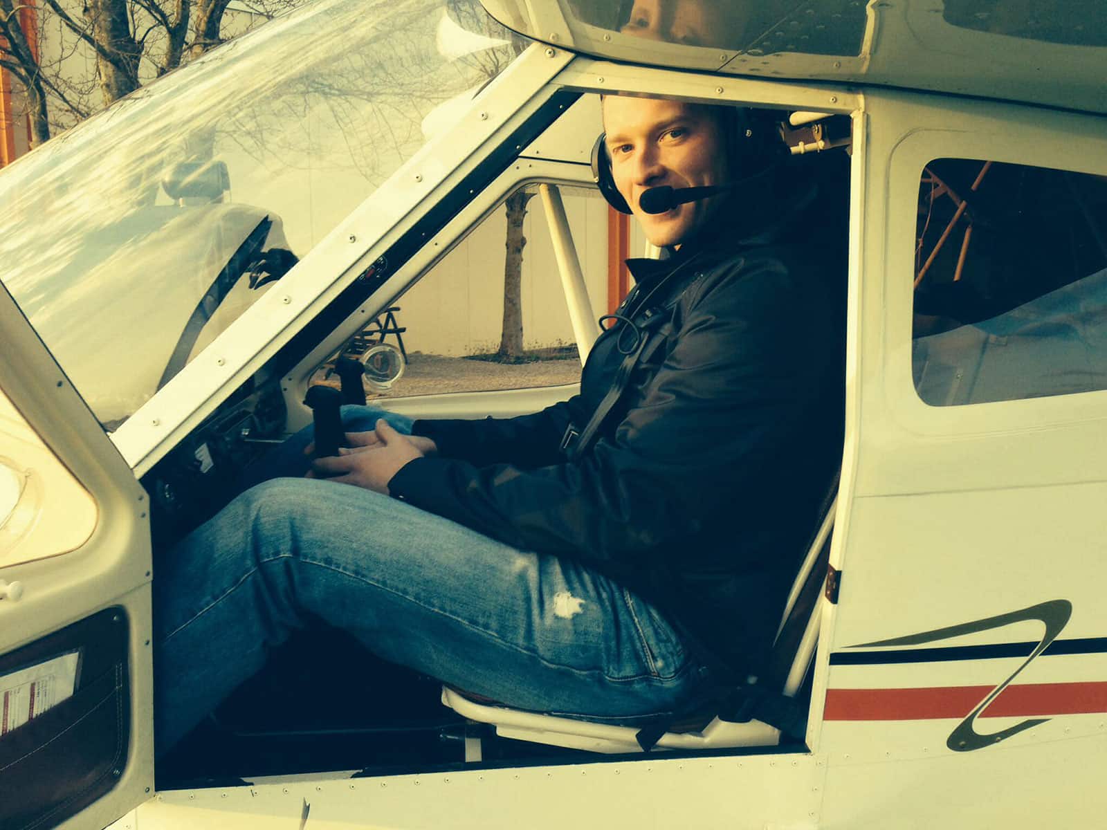 Михаил Бирюков в кабине легкомоторного самолета